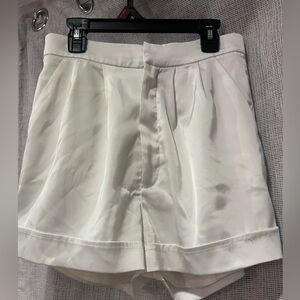 Elegant White shorts XS